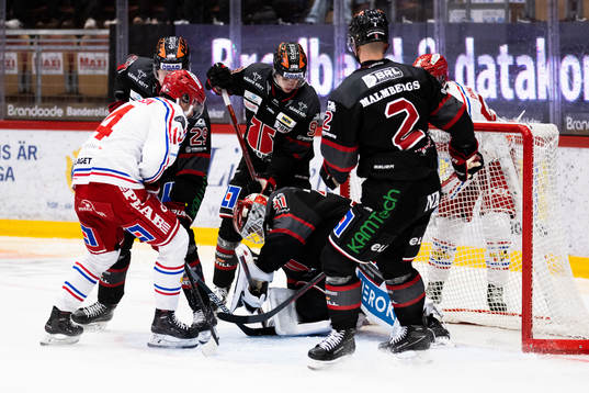 Timrås Emil Pettersson framför Örebros målvakt Jonas