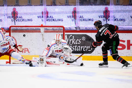 Örebros Marcus Hardegård gör 2-2 på Timrås målvakt