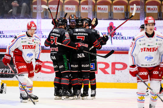 Örebros Marcus Hardegård jublar med lagkamrater