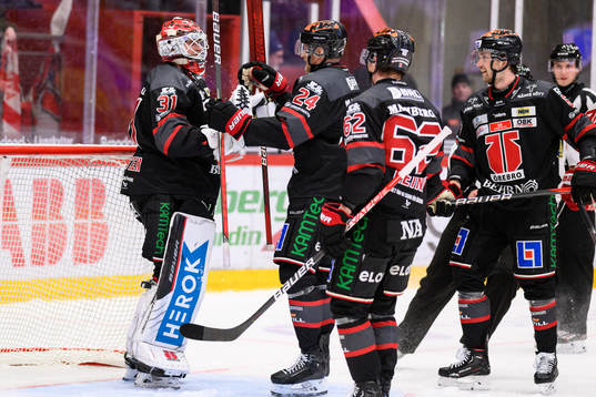 Örebros målvakt Jonas Arntzen och Jani Lajunen jublar