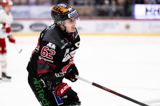 Örebros Robert Leino grinar illa