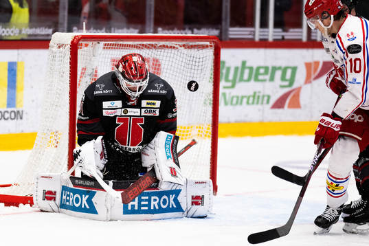 Örebros målvakt Jonas Arntzen räddar