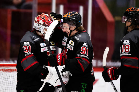 Örebros målvakt Jonas Arntzen och Leo Carlsson jublar
