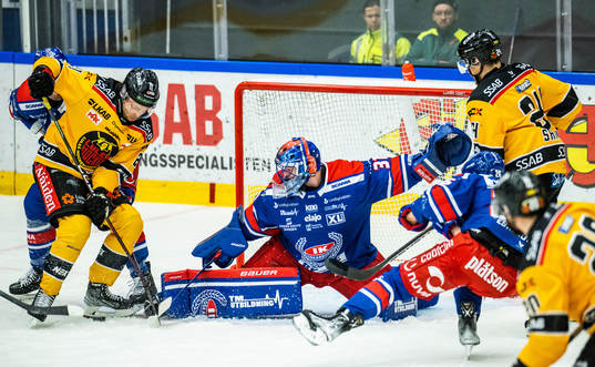 Luleås Juhani Tyrväinen och Brendan Shinnimin mot