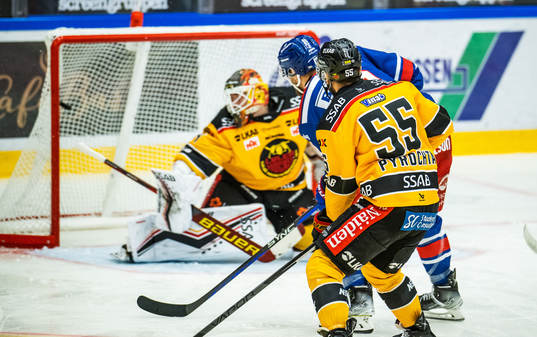 Oskarshamns Jiri Smejkal gör 1-0 bakom Luleås målvakt