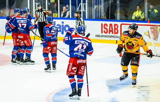 Oskarshamns John Dahlström jublar med lagkamrater