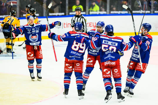 Oskarshamns Patrik Karlkvist jublar med lagkamrater