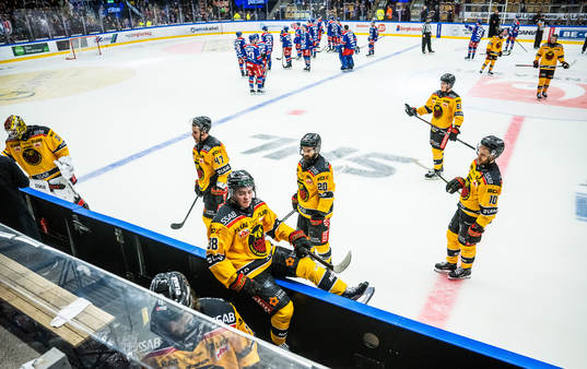 Luleås spelare lämnar isen