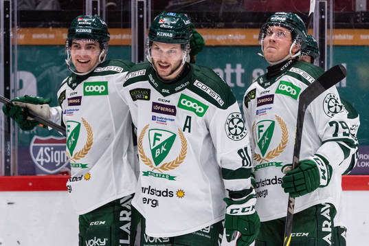 Färjestads Theodor Lennström jublar med lagkamrater