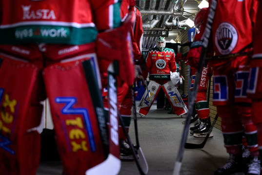Frölundas målvakt Lars Johansson innan ishockeymatchen i