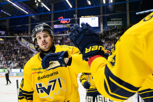 HV71s Nicholas Shore jublar
