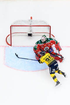 HV71s Mattias Tedenby gör 3-1 bakom Frölundas målvakt