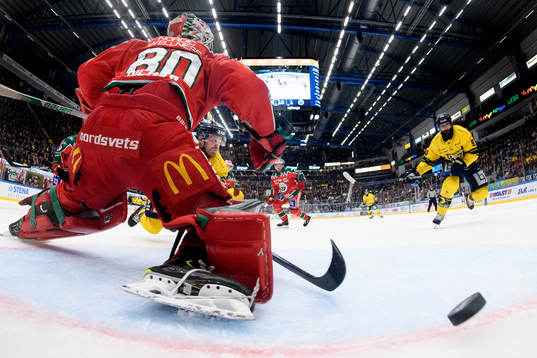 HV71s Mattias Tedenby gör 3-1 bakom Frölundas målvakt