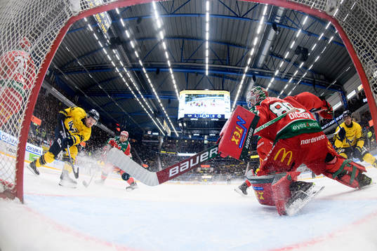 HV71s Mattias Tedenby gör 2-0 bakom Frölundas målvakt