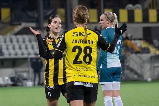 Målskytt Clarissa Larisey och Anna Anvegård jublar