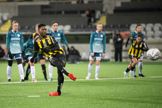 Häckens Aisha Masaka gör mål på straff