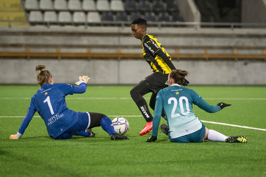 Alingsås Målvakt Rebecka Riestola, Häckens Aisha Masaka