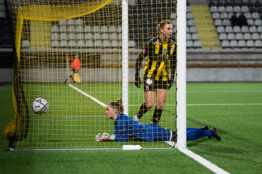 Alingsås Målvakt Rebecka Riestola deppar
