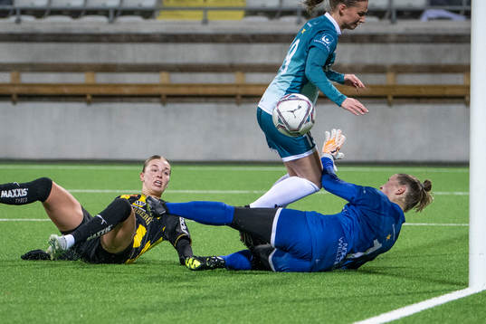 Häckens Dilja Yr Zomers gör mål bakom Alingsås Målvakt