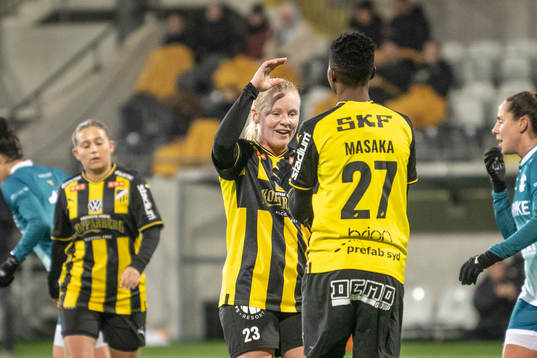 Häckens Aleigh Cambone och målskytten Aisha Masaka jublar