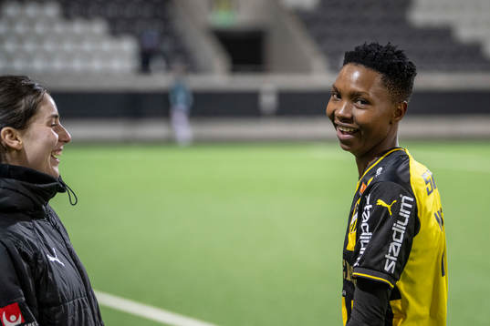 Häckens Clarissa Larisey och Aisha Masaka jublar