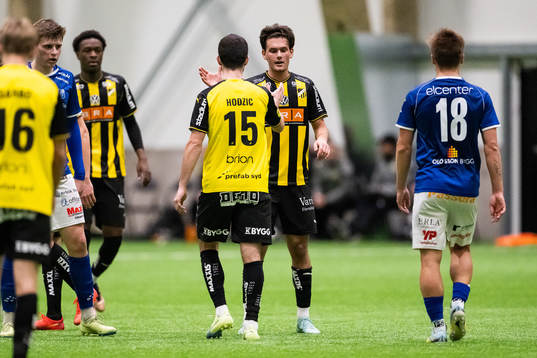 Häckens Sebastian Tipura jublar