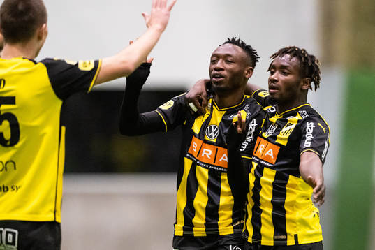 Häckens Benie Traore och Ibrahim Sadiq jublar
