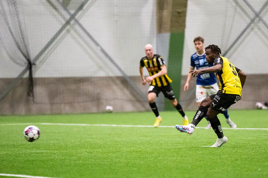 Häckens Ibrahim Sadiq gör mål på straff