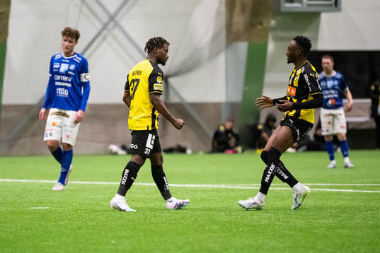 Häckens Ibrahim Sadiq jublar med Benie Traore