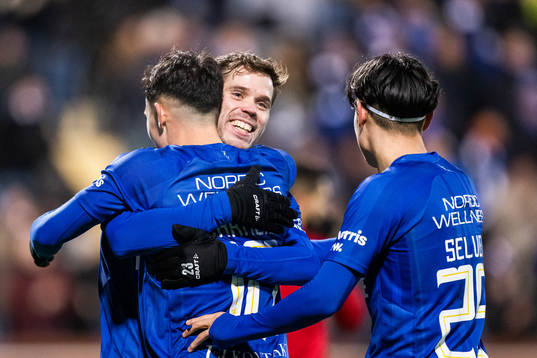 IFK Göteborgs Emil Salomonsson jublar med Hussein Carneil