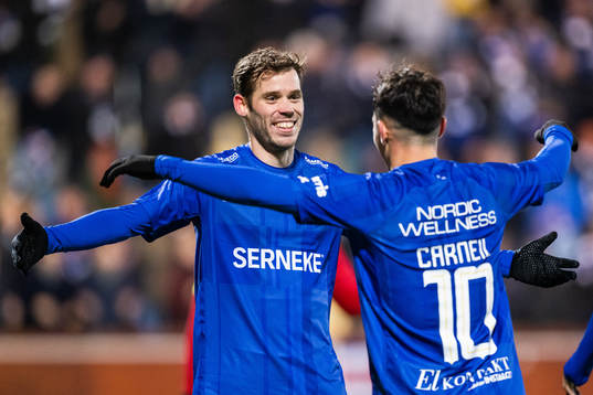IFK Göteborgs Emil Salomonsson jublar med Hussein Carneil