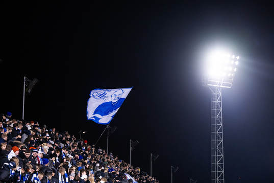 IFK Göteborgs supportrar med med en flagga för att hedra