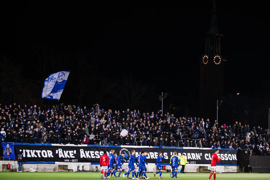 IFK Göteborgs Sebastian Ohlsson jublar med lagkamrater