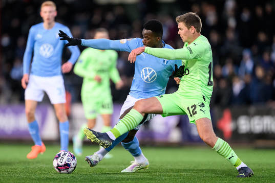 Malmö FFs Malik Abubakari och Randers Mikkel Pedersen