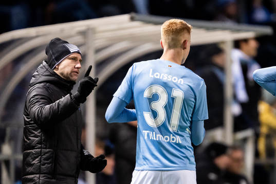 Malmö FFs tränare Henrik Rydström i samtal med Hugo