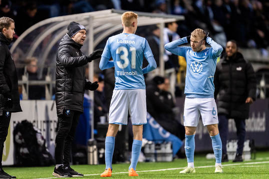 Malmö FFs tränare Henrik Rydström i samtal med Hugo