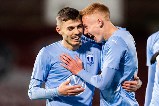 Malmö FFs Patriot Sejdiu jublar med Hugo Larsson