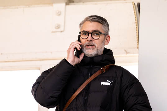 Malmö FFs VD Niclas Carlnén pratar i telefon