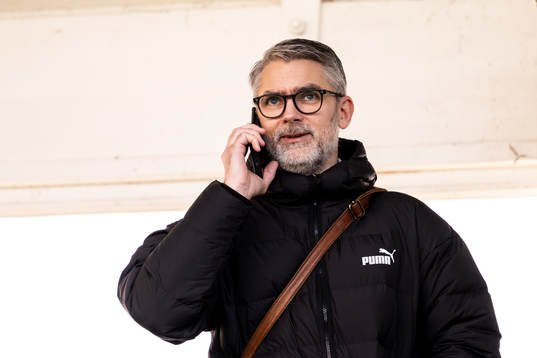 Malmö FFs VD Niclas Carlnén pratar i telefon