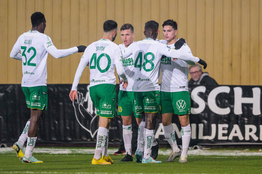 Hammarbys Jusef Erabi jublar med lagkamrater