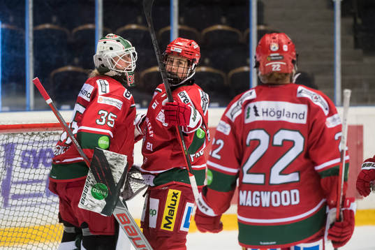Modos målvakt Lauren Bench jublar med Julia Perjus