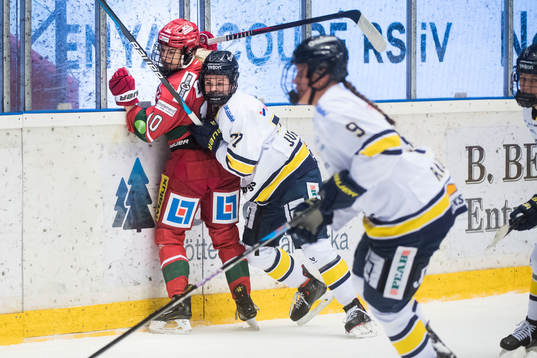 HV71s Kiira Yrjänen och Modos Wilma Sundin