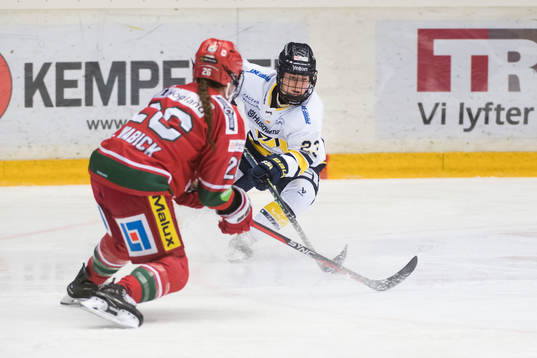 HV71s Sanni Hakala och Modos Taylor Wabick