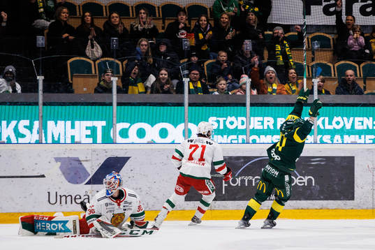 Björklövens Maxime Fortier jublar