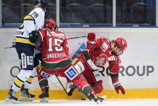 HV71s Elin Svensson och Modos Linnea Andersson samt Brooke