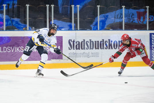 HV71s Elin Svensson och Modos Mariam El-Mahmadi