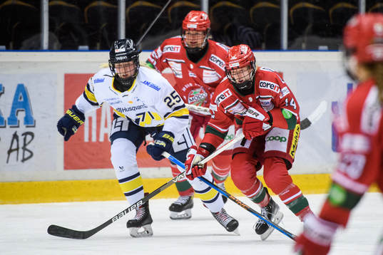 HV71s Nathalie Carlsson Mattila och Modos Bailee Bourassa