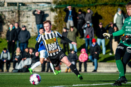 Landskronas Sam Hegdal mot Trelleborgs målvakt Kasper