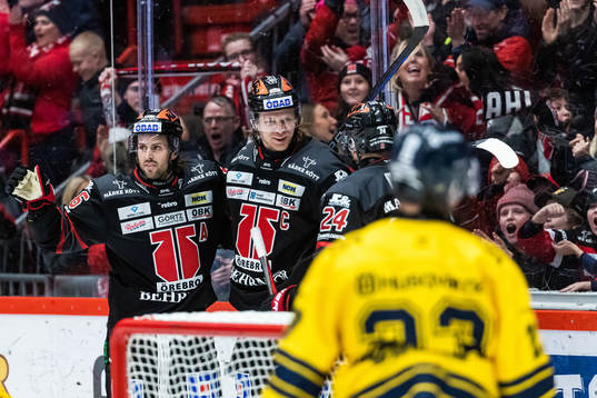 Örebros Rodrigo Abols jublar med Mathias Bromé och Jani