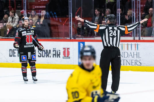 Domare Johan Magnusson dömer bort Örebros 3-0-mål
